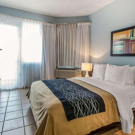 Comfort Inn & Suites Levittown Buitenkant foto