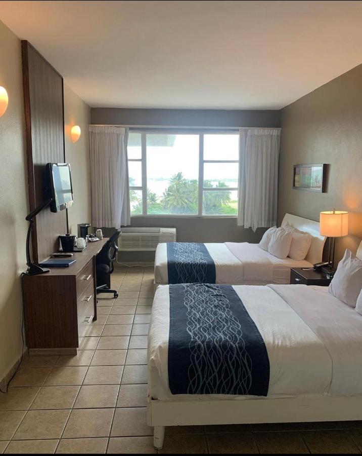 Comfort Inn & Suites Levittown Buitenkant foto