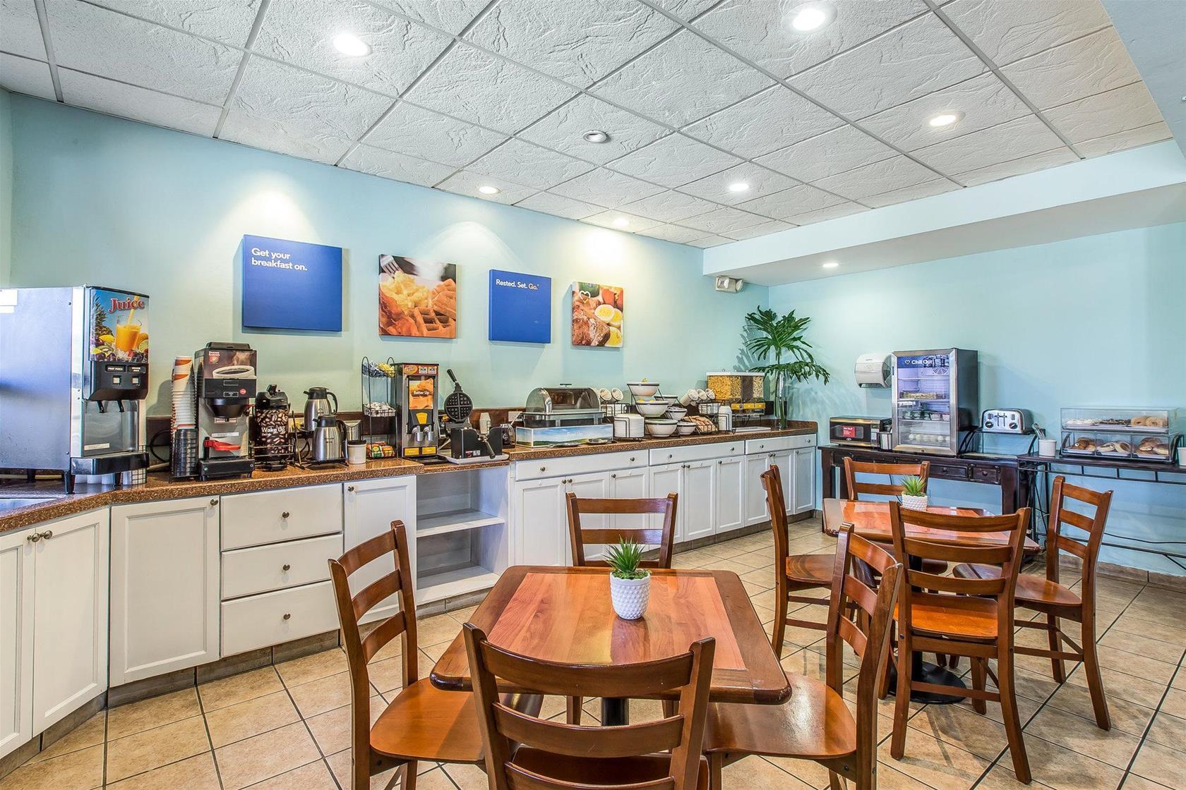 Comfort Inn & Suites Levittown Buitenkant foto