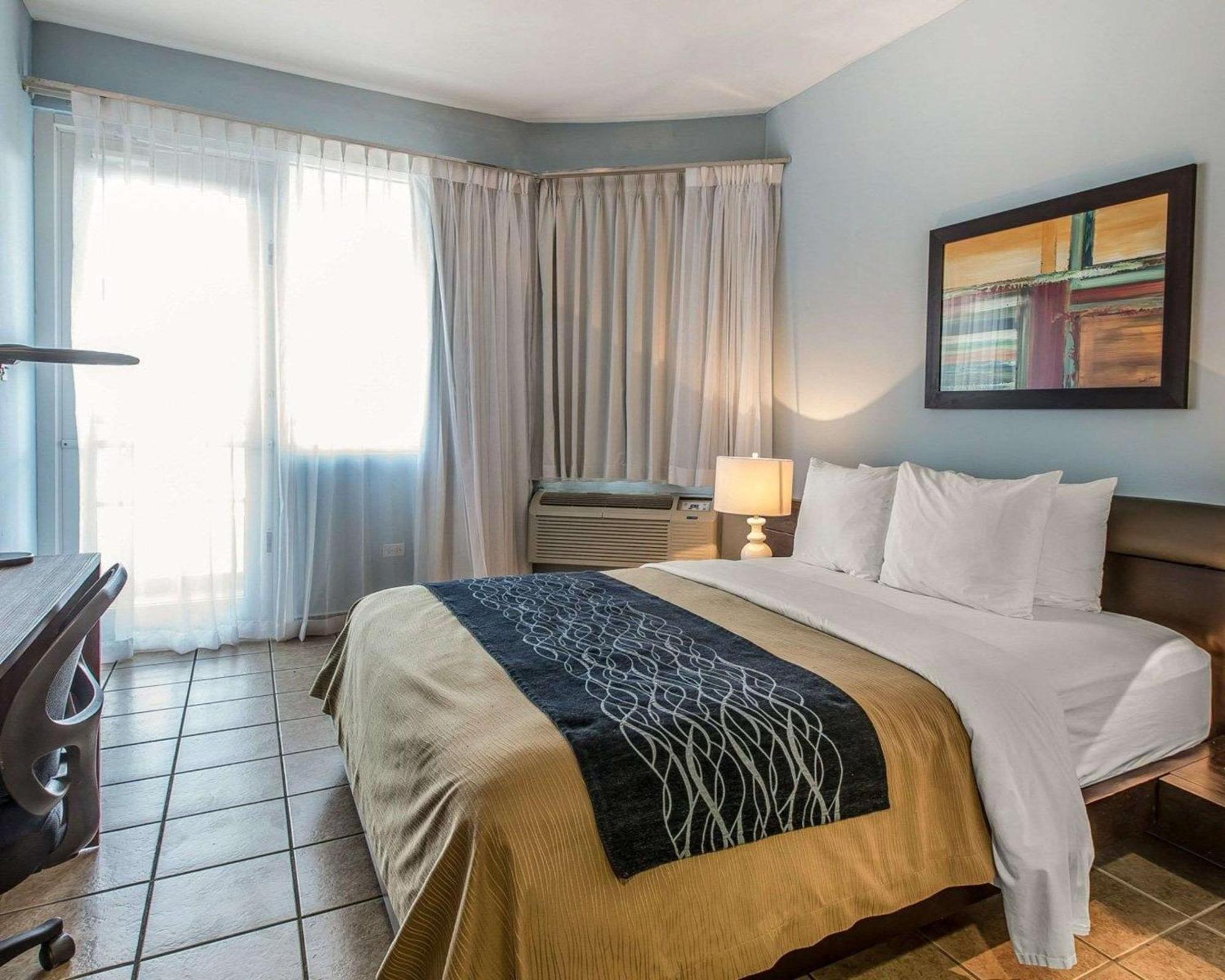 Comfort Inn & Suites Levittown Buitenkant foto