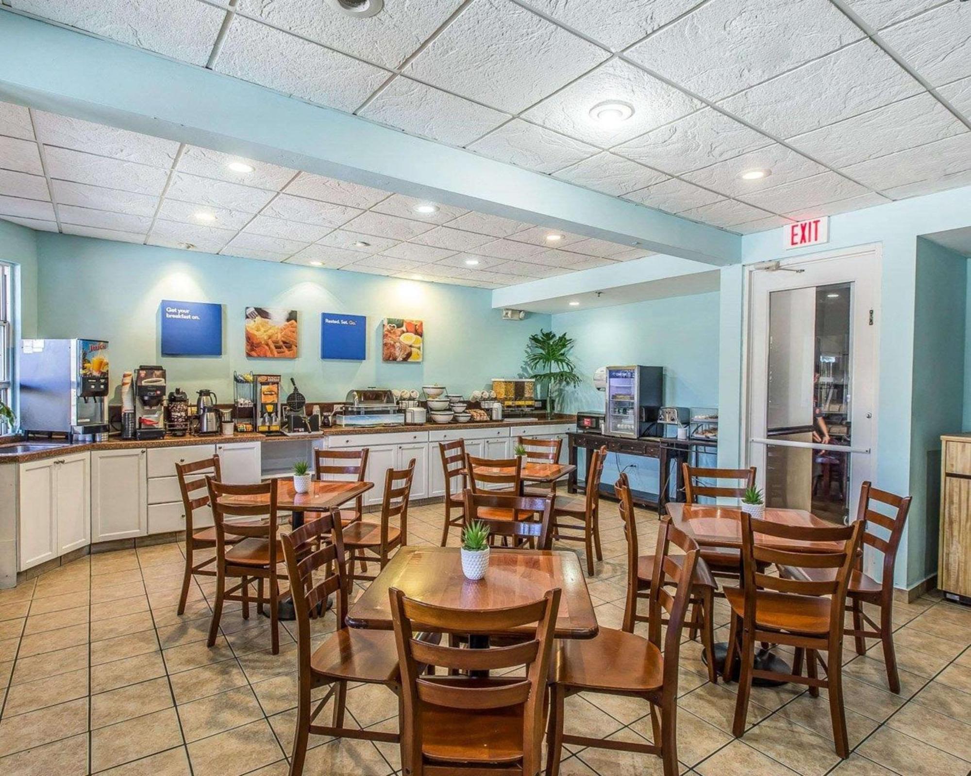 Comfort Inn & Suites Levittown Buitenkant foto