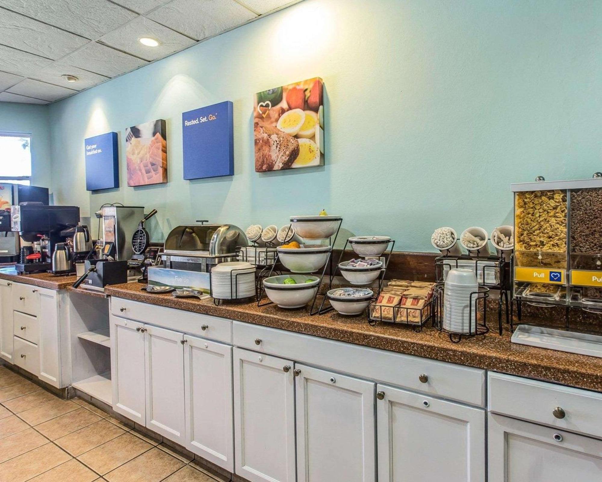 Comfort Inn & Suites Levittown Buitenkant foto