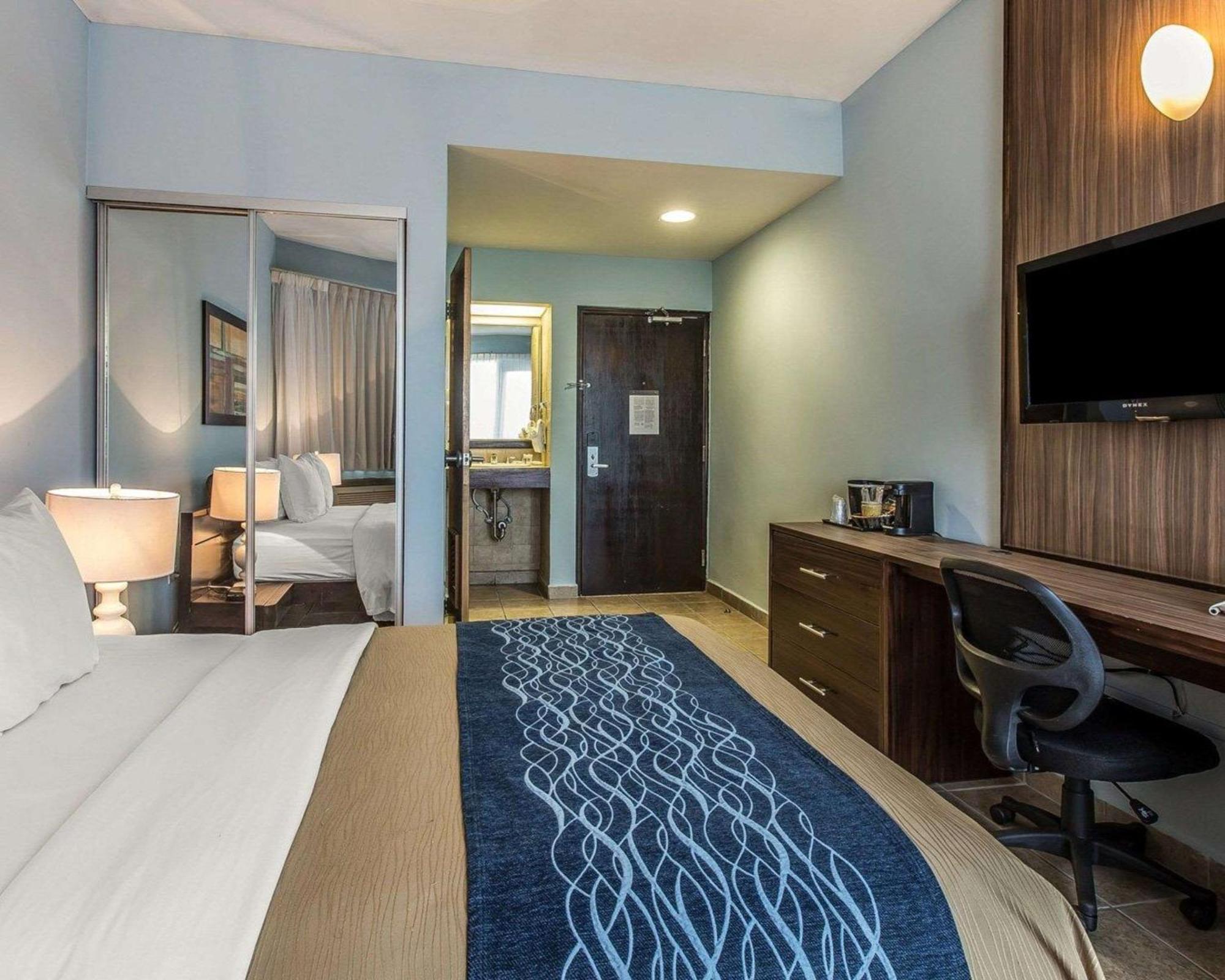 Comfort Inn & Suites Levittown Buitenkant foto