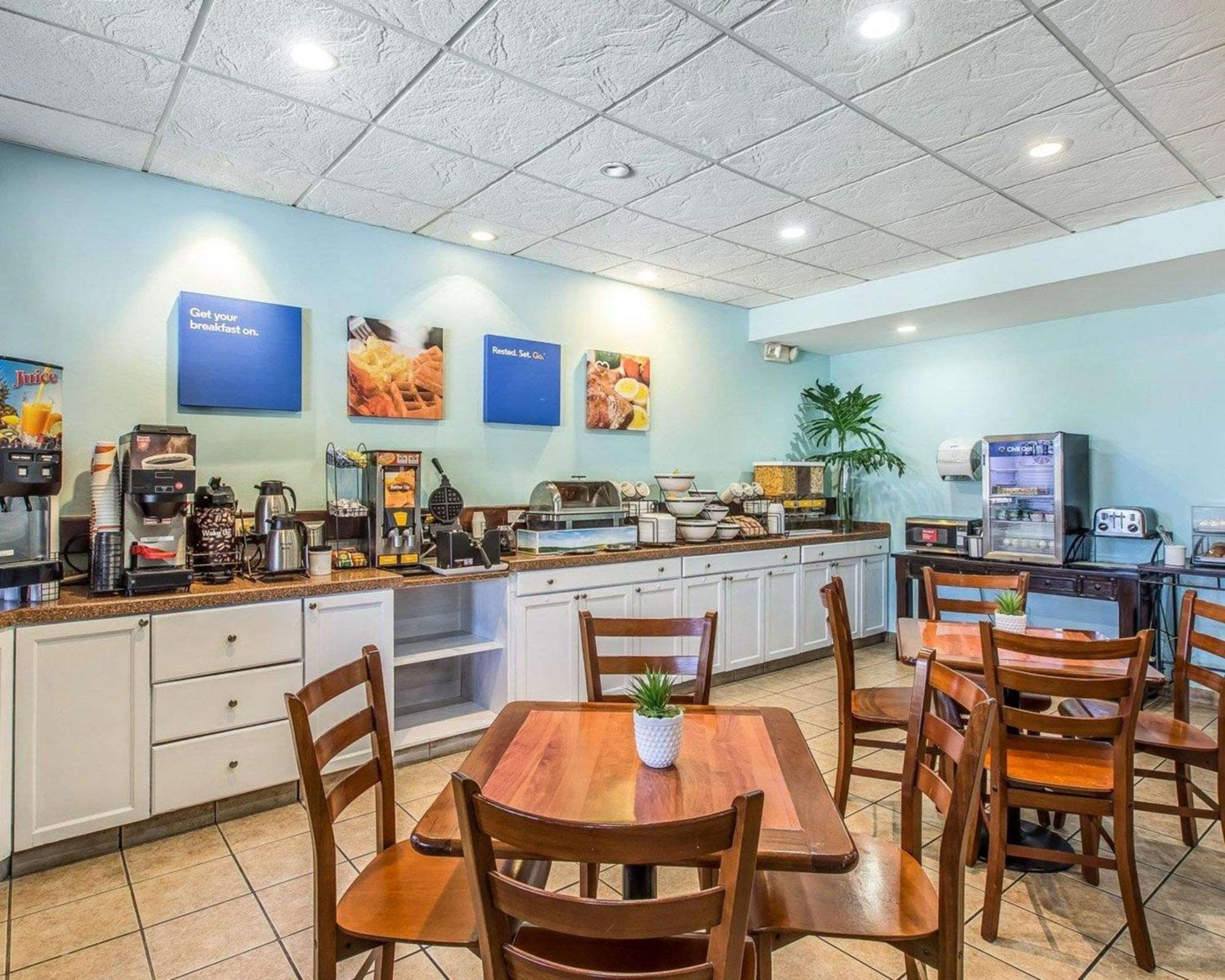 Comfort Inn & Suites Levittown Buitenkant foto