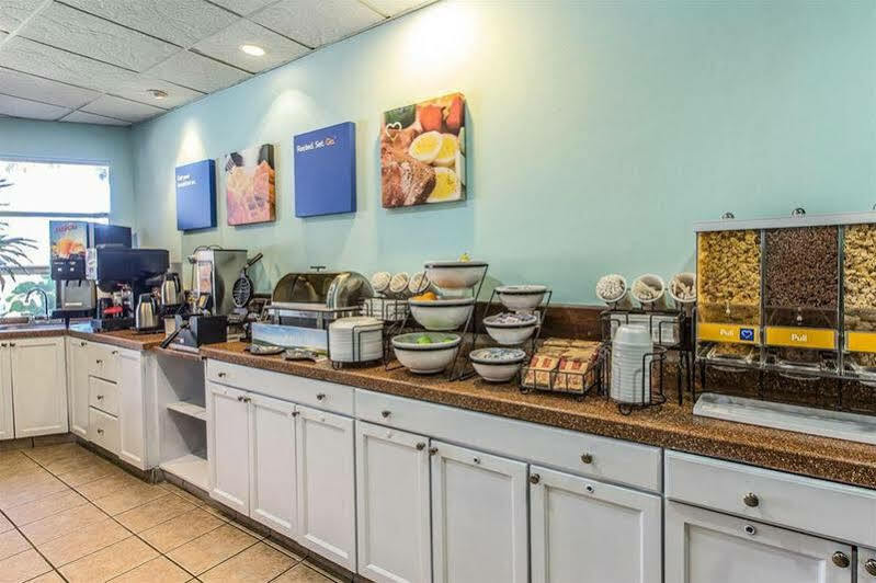 Comfort Inn & Suites Levittown Buitenkant foto