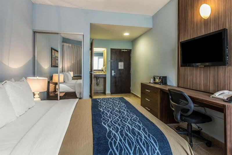 Comfort Inn & Suites Levittown Buitenkant foto